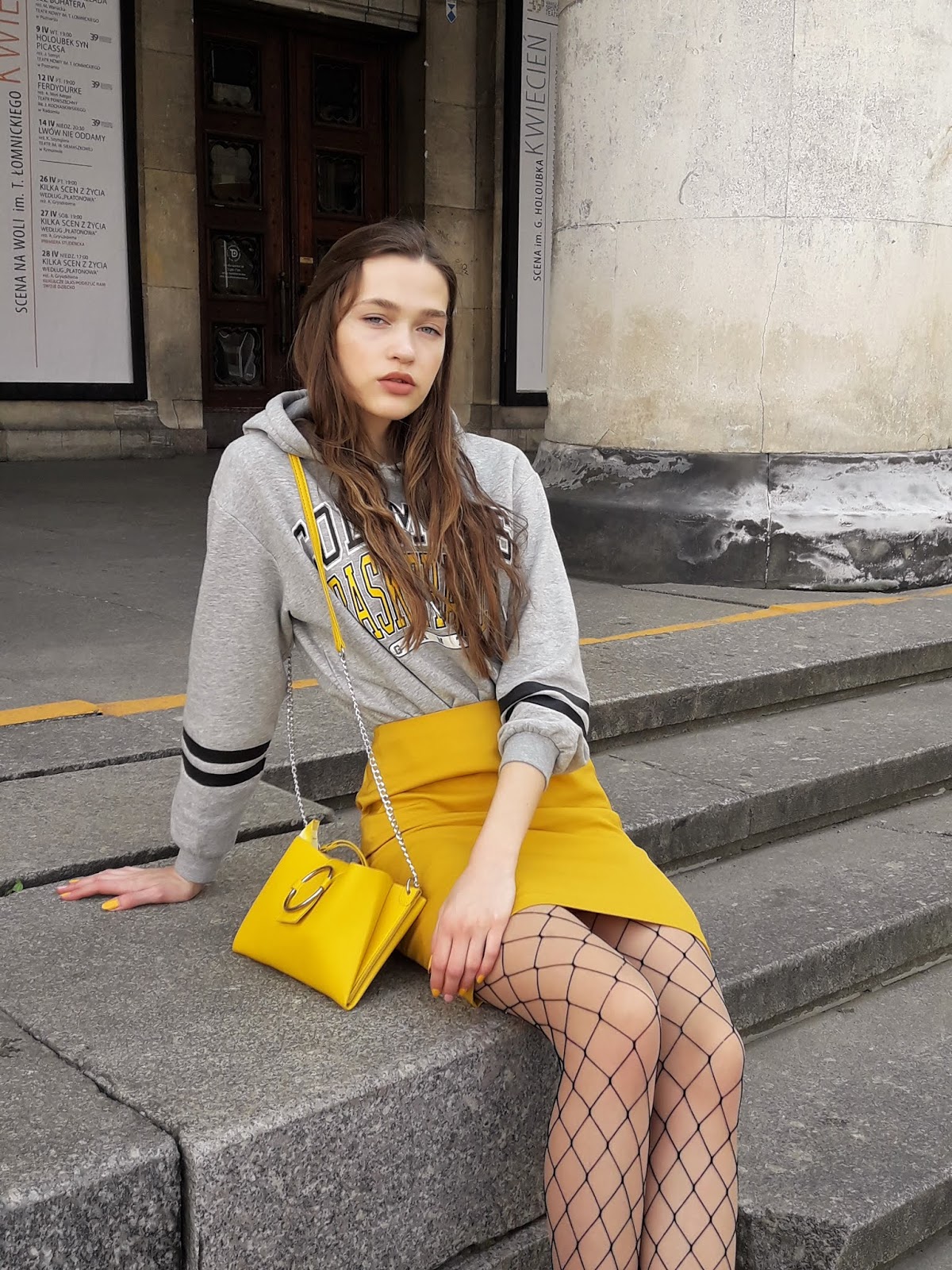 Outfit z Żółtą Spódnicą, Bluzą i Kabaretkami ⭐ Women Change Outfit z Żółtą Spódnicą, Bluzą i Kabaretkami ⭐ Women Change